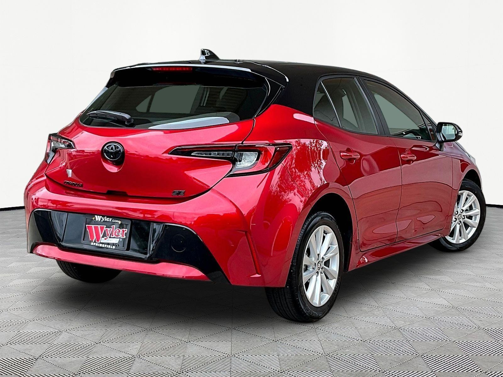 Used 2025 Toyota Corolla SE w/ SE Package FWD image 6