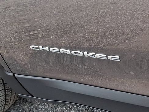 Certified 2018 Jeep Cherokee Limited AWD/4WD image 36