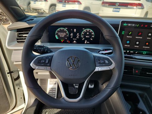 New 2026 Volkswagen Tiguan SE R-Line FWD image 16