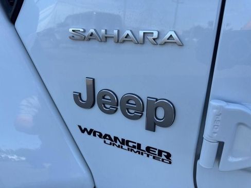 Used 2020 Jeep Wrangler Unlimited Sahara AWD/4WD image 16