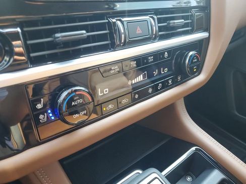 Used 2025 Nissan Pathfinder Platinum FWD image 23
