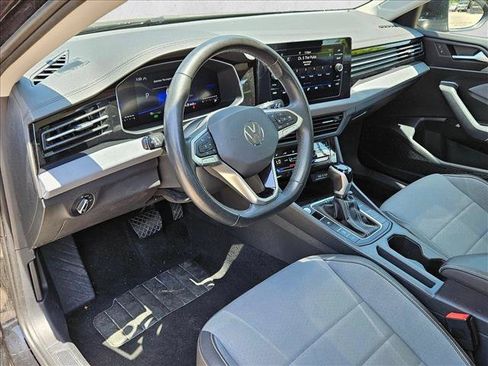 Used 2025 Volkswagen Jetta SE FWD image 10
