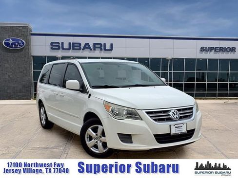 Used 2011 Volkswagen Routan SE FWD image 1