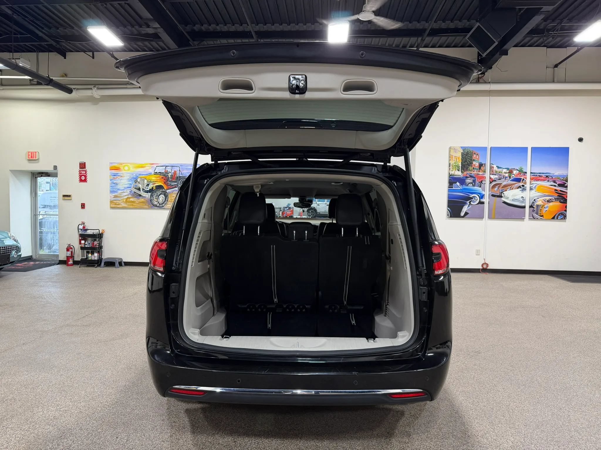 Used 2023 Chrysler Pacifica Touring-L FWD image 23