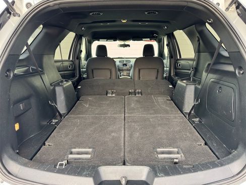 Used 2019 Ford Explorer XLT image 32