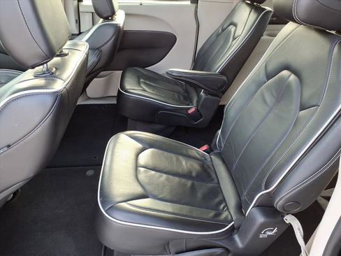 Used 2023 Chrysler Pacifica Limited image 12