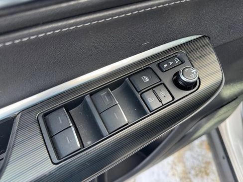 Used 2021 Toyota Venza XLE image 21