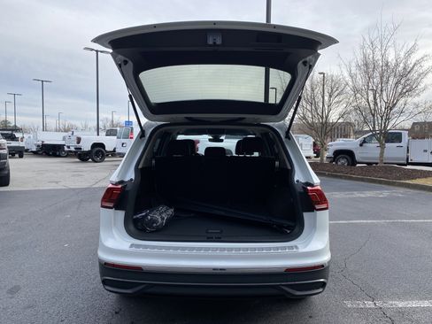 Used 2023 Volkswagen Tiguan SE image 11