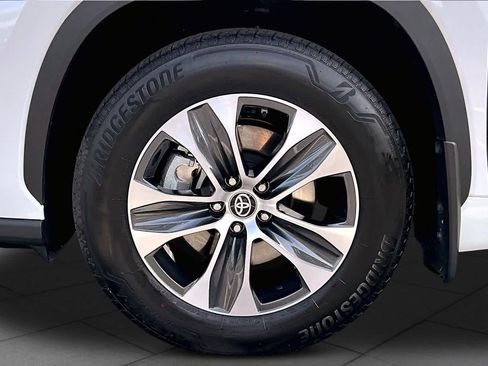 Used 2024 Toyota Highlander XLE FWD image 11