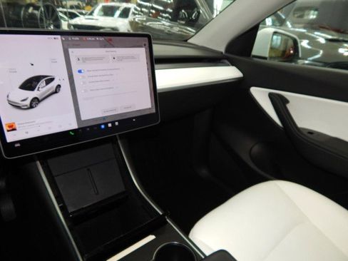 Used 2020 Tesla Model Y Long Range image 18