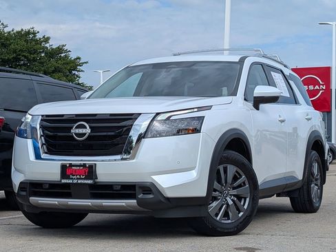 Used 2025 Nissan Pathfinder SL AWD/4WD image 2