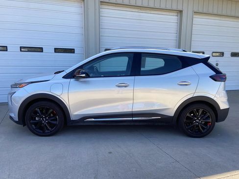Used 2023 Chevrolet Bolt EUV Premier w/ Sun & Sound Package FWD image 4