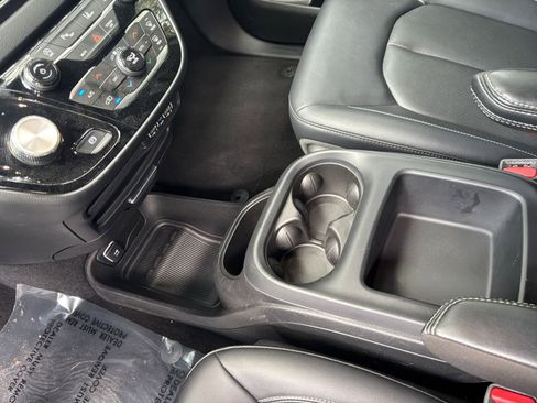 Used 2025 Chrysler Pacifica Select FWD image 44
