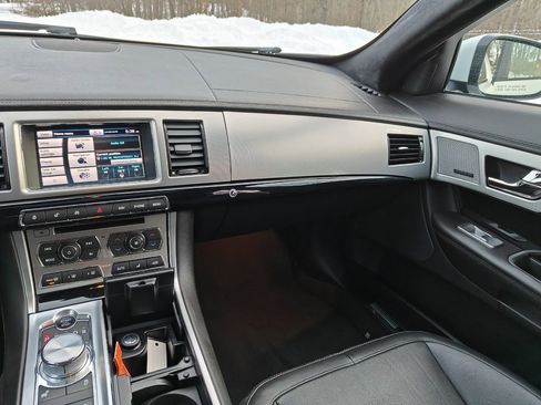 Used 2015 Jaguar XF Portfolio image 19