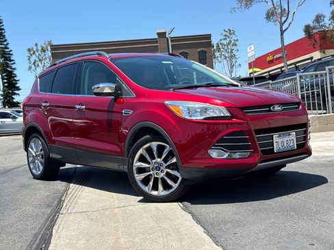 Used 2015 Ford Escape SE w/ SE Chrome Package FWD image 2