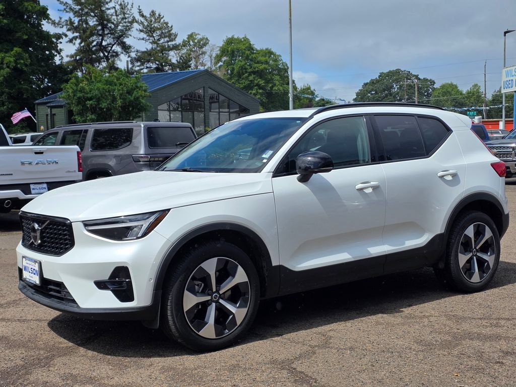 Used 2024 Volvo XC40 B5 Plus AWD/4WD image 1