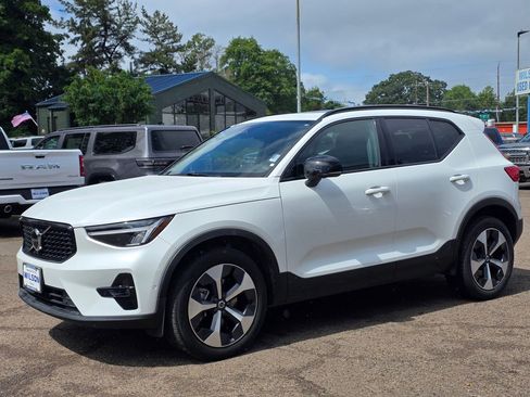Used 2024 Volvo XC40 B5 Plus AWD/4WD image 1