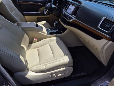 Used 2017 Toyota Highlander Limited FWD image 34