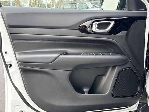 New 2026 Jeep Compass Latitude image 18