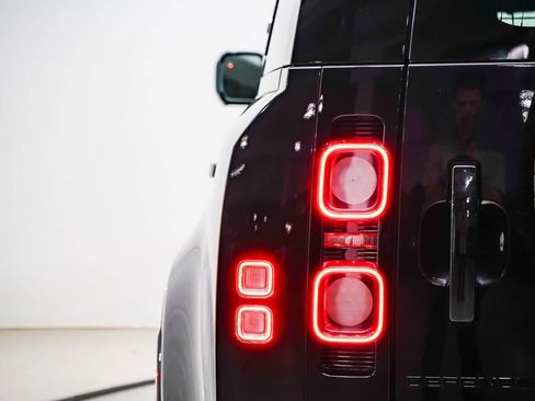 Used 2023 Land Rover Defender 110 V8 image 9