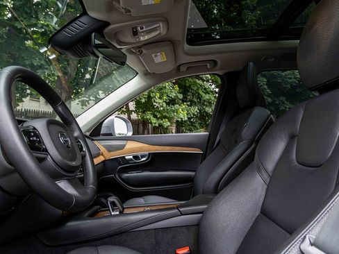 Used 2024 Volvo XC90 B6 Plus image 9