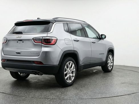 Used 2025 Jeep Compass Limited image 9