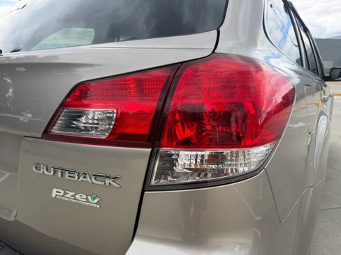 Used 2014 Subaru Outback 2.5i Premium w/ Moonroof Package AWD/4WD image 10