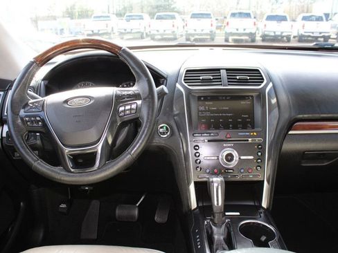 Used 2017 Ford Explorer Platinum image 9