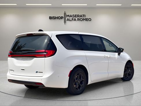 Used 2024 Chrysler Pacifica Limited FWD image 5