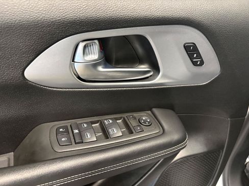 Used 2023 Chrysler Pacifica Touring-L w/ S Appearance Package FWD image 11