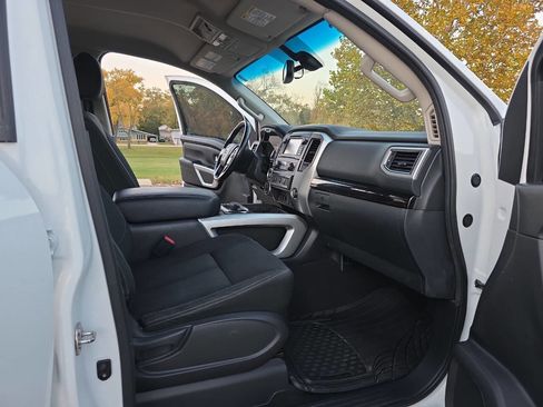 Used 2016 Nissan Titan SV image 17
