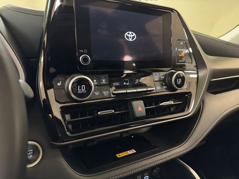 Used 2024 Toyota Highlander XLE image 13