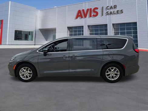 Used 2025 Chrysler Pacifica Select image 2