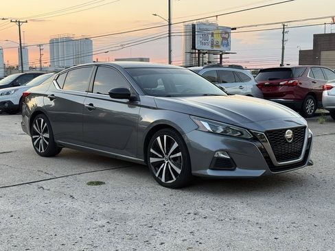 Used 2019 Nissan Altima 2.5 SR FWD image 2