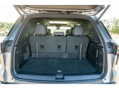 Used 2026 Chevrolet Traverse LT w/ Sun and Wheel Package FWD image 17