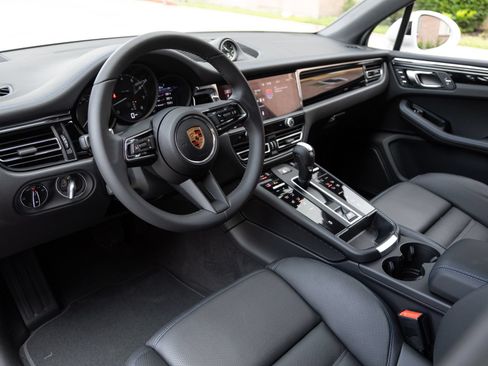 Certified 2026 Porsche Macan AWD/4WD image 4