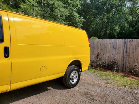 Used 2021 Chevrolet Express 2500 RWD image 4