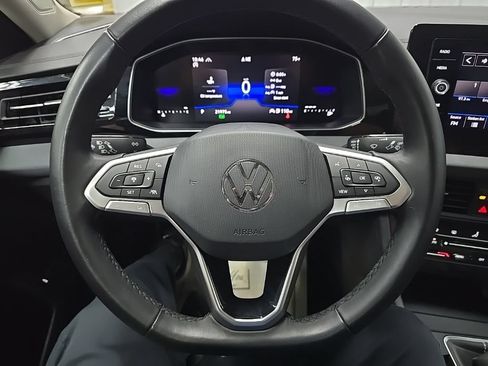 Used 2025 Volkswagen Jetta SE FWD image 19