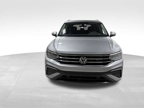 Certified 2022 Volkswagen Tiguan SE w/ Panoramic Sunroof Package AWD/4WD image 9