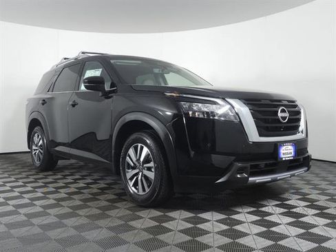 New 2025 Nissan Pathfinder SL image 1