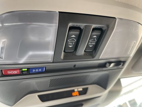 Used 2025 Subaru Crosstrek 2.0i Premium image 31