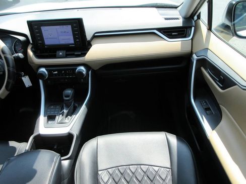 Used 2022 Toyota RAV4 LE AWD/4WD image 17