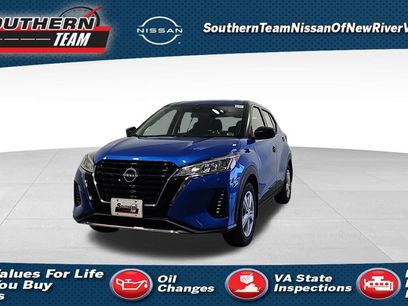 New 2025 Nissan Kicks Play S