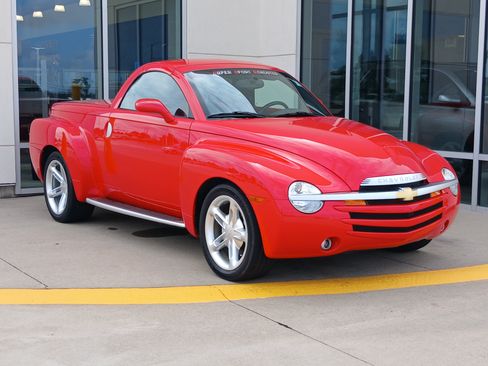 Used 2004 Chevrolet SSR w/ Preferred Equipment Group RWD image 18