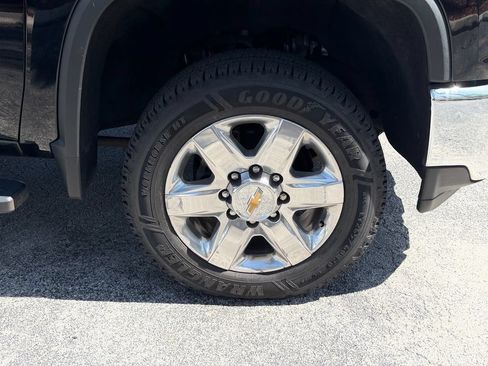 Used 2022 Chevrolet Silverado 2500 LTZ w/ LTZ Convenience Package RWD image 9