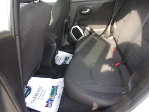 Used 2018 Jeep Renegade Latitude w/ Cold Weather Group AWD/4WD image 13