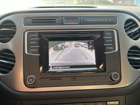 Used 2016 Volkswagen Tiguan S image 17