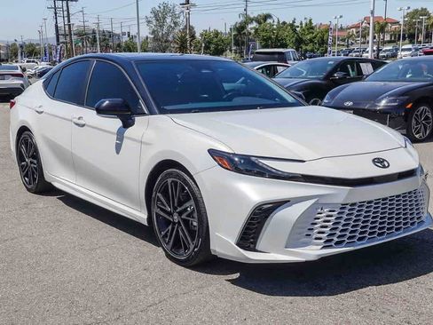 Used 2025 Toyota Camry XSE FWD image 3
