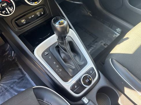 Used 2024 Hyundai Venue Limited image 37