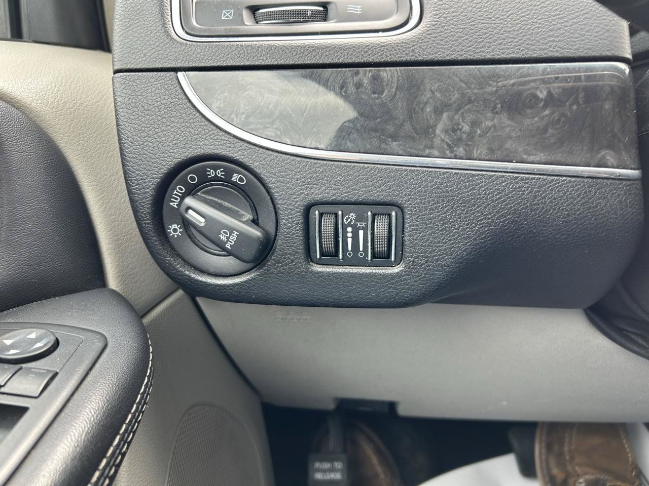 Used 2013 Chrysler Town & Country Touring-L w/ Driver Convenience Group FWD image 25